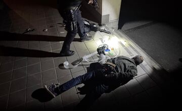 FOTO: Po námestí v Senici sa pohyboval muž so zbraňou