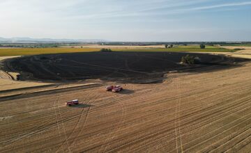 FOTO: Zásah hasičov pri požiari poľa pri obci Reca