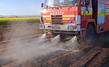 FOTO: Zásah hasičov pri požiari poľa pri obci Reca