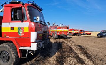 FOTO: Zásah hasičov pri požiari poľa pri obci Reca