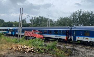 FOTO: Pri Devínskej Novej Vsi sa zrazil vlak s osobným autom