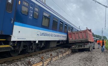 FOTO: Pri Devínskej Novej Vsi sa zrazil vlak s osobným autom