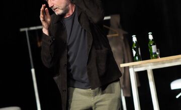 FOTO: Herec zo Súdnej siene kritizuje Mikulčíka a Hajdu pre oslavy na Devíne