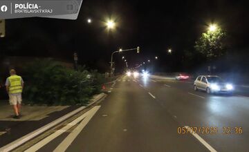 FOTO: Nehoda osobného auta a motocyklu na križovatke ulíc Žitná – Trávna