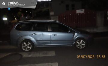 FOTO: Nehoda osobného auta a motocyklu na križovatke ulíc Žitná – Trávna