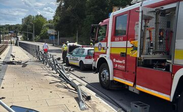 FOTO: Hasiči zasahovali pri nehode v Dúbravke, jedna osoba sa zranila