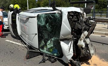 FOTO: Hasiči zasahovali pri nehode v Dúbravke, jedna osoba sa zranila