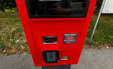 FOTO: V Bratislave postupne osádzajú nové automaty na lístky. Kde ich možno už nájsť?