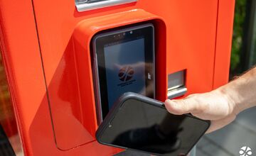 FOTO: V Bratislave postupne osádzajú nové automaty na lístky. Kde ich možno už nájsť?