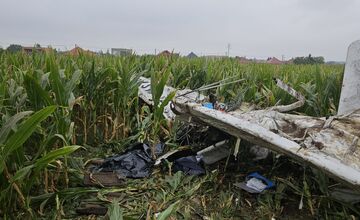 FOTO: Pri Nových Zámkoch spadlo malé lietadlo, pilot zraneniam podľahol