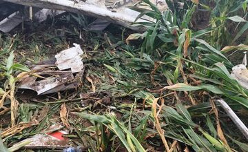 FOTO: Pri Nových Zámkoch spadlo malé lietadlo, pilot zraneniam podľahol