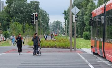 FOTO: Petržalská električka na novej trati odviezla prvých cestujúcich