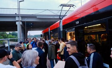 FOTO: Petržalská električka na novej trati odviezla prvých cestujúcich