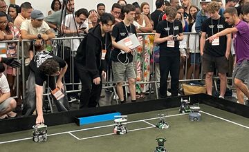 FOTO: Bratislavskí matematici a robotici porazili svetové esá