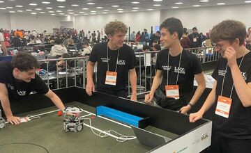 FOTO: Bratislavskí matematici a robotici porazili svetové esá