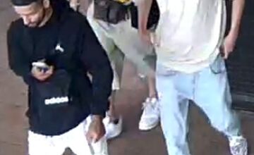 FOTO: Policajti z Bratislavy pátrajú po totožnosti týchto mladíkov, objasniť by mohli nedávnu krádež