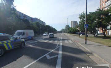 FOTO: Polícia hľadá svedkov nehody, ku ktorej došlo v Podunajských Biskupiciach. Auto tam zrazilo chodca na priechode