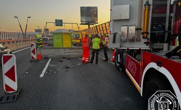 FOTO:  Auto skončilo na D1 na streche