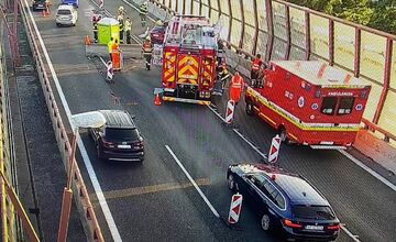 FOTO:  Auto skončilo na D1 na streche