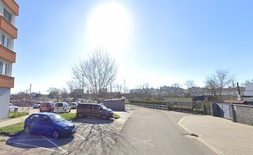 FOTO: Pozemok, cez ktorý prechádzajú vo Vrakuni autobusy