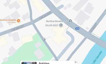 FOTO: Pozemok, cez ktorý prechádzajú vo Vrakuni autobusy