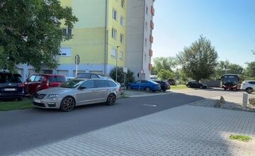 FOTO: Pozemok, cez ktorý prechádzajú vo Vrakuni autobusy