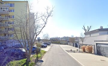 FOTO: Pozemok, cez ktorý prechádzajú vo Vrakuni autobusy