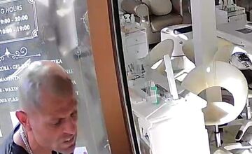 FOTO: Poznáte túto osobu? Polícia pátra po páchateľovi krádeže v bratislavskom salóne krásy