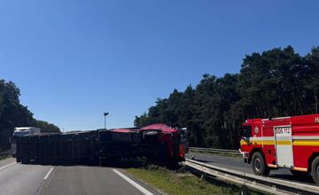 FOTO: Nehoda kamiónu na D2