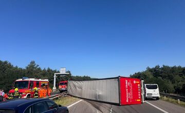 FOTO: Nehoda kamiónu na D2