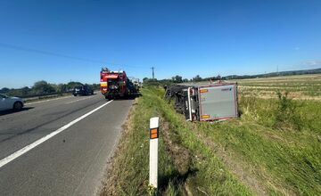 FOTO: Nehoda kamiónu na D2 v smere do Bratislavy
