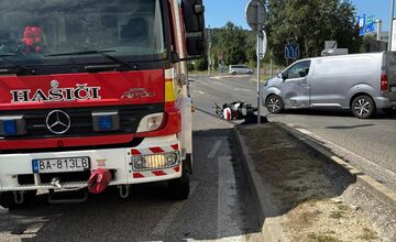 FOTO: Nehoda motorky a dodávky na Lamačskej ceste
