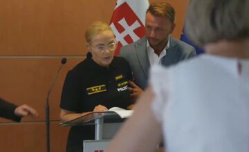 FOTO: Policajná prezidentka odpadla na tlačovej konferencii