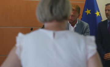 FOTO: Policajná prezidentka odpadla na tlačovej konferencii