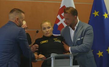 FOTO: Policajná prezidentka odpadla na tlačovej konferencii