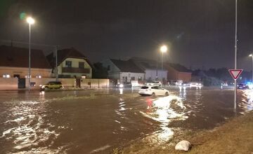 FOTO: Bratislavu poťapil hustý dážď, niektoré ulice zostali neprejazdné 