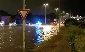 FOTO: Bratislavu poťapil hustý dážď, niektoré ulice zostali neprejazdné 