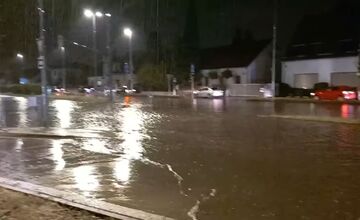 FOTO: Bratislavu poťapil hustý dážď, niektoré ulice zostali neprejazdné 