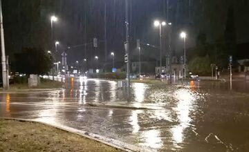 FOTO: Bratislavu poťapil hustý dážď, niektoré ulice zostali neprejazdné 