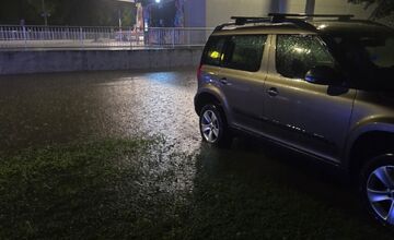 FOTO: Bratislavu poťapil hustý dážď, niektoré ulice zostali neprejazdné 