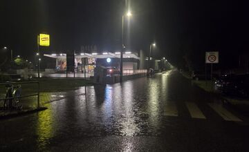 FOTO: Bratislavu poťapil hustý dážď, niektoré ulice zostali neprejazdné 