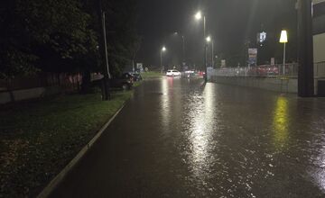 FOTO: Bratislavu poťapil hustý dážď, niektoré ulice zostali neprejazdné 