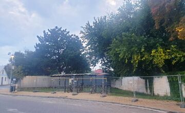 FOTO: Stromy v Senci prekrývajú solárne panely na cykloúschovni