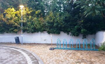 FOTO: Stromy v Senci prekrývajú solárne panely na cykloúschovni