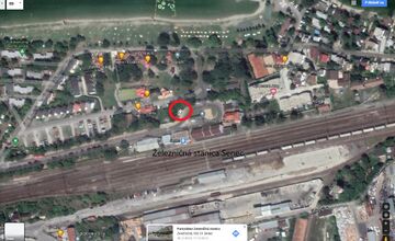 FOTO: Stromy v Senci prekrývajú solárne panely na cykloúschovni