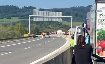 FOTO: Vážna nehoda kamióna a cestárov na diaľnici