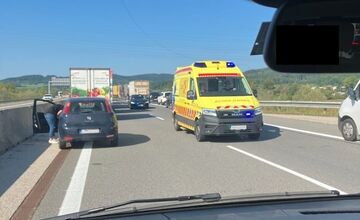 FOTO: Vážna nehoda kamióna a cestárov na diaľnici