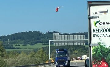 FOTO: Vážna nehoda kamióna a cestárov na diaľnici