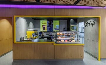 FOTO:  McDonald’s v centre Bratislavy prešiel prestížnou rekonštrukciou