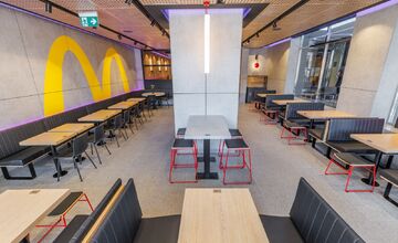 FOTO:  McDonald’s v centre Bratislavy prešiel prestížnou rekonštrukciou